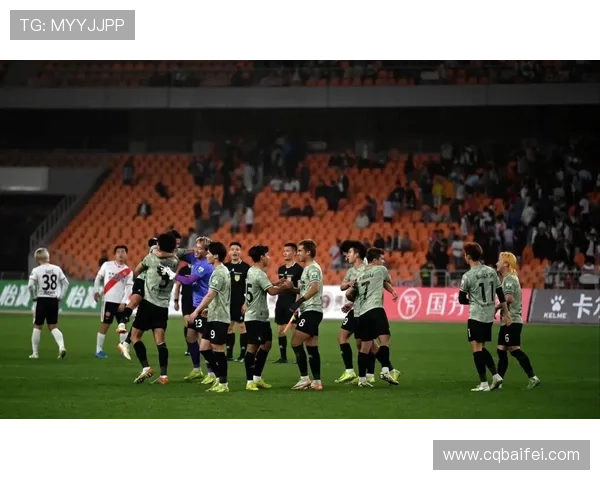 足球巨星挑战篮球场展现扣篮风采引发球迷热议