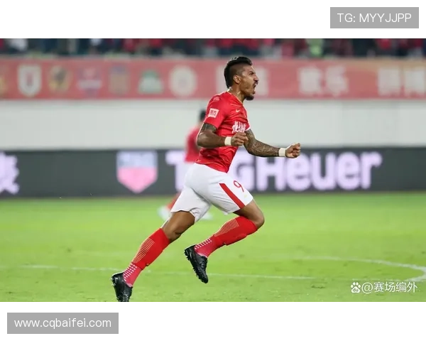 足球明星在训练中射门20球展现超强技巧与精准度引发球迷热议